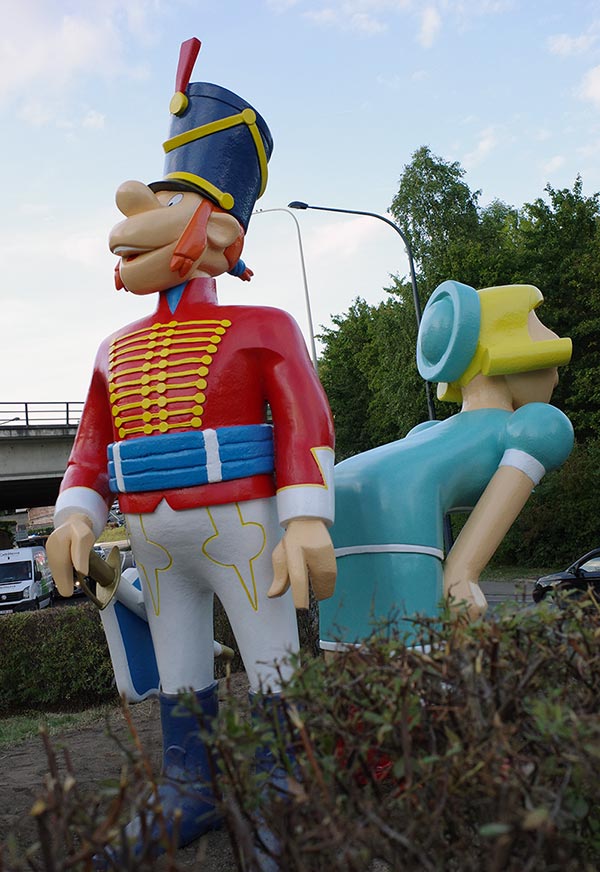 Une statue de « Godaille et Godasse » à Tamines